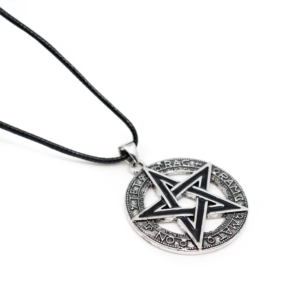 Amulett Schwarzes Pentagramm unter Schmuck